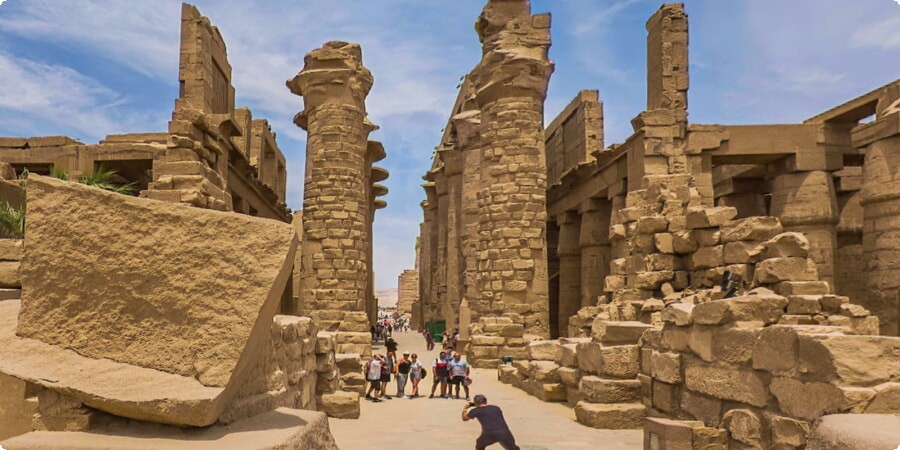 カルナック神殿: エジプトの砂浜に佇む驚異の建築
