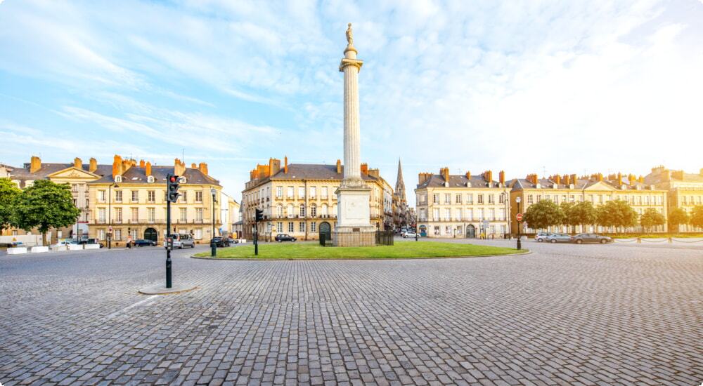 Nantes bílaleiga